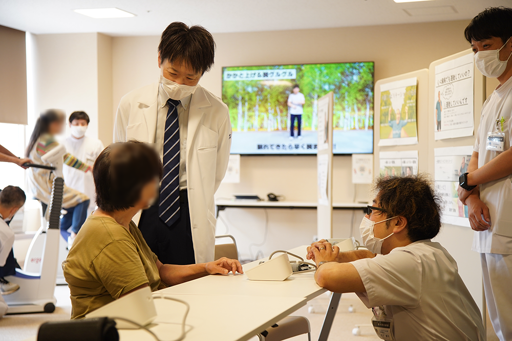 測定結果の説明を受ける参加者