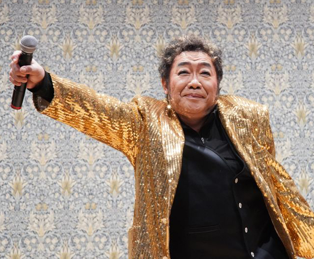 コロッケさんによるチャリティーショーの様子
